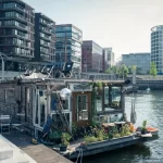 Hausboot in der Hafencity Hamburg - In diesem Beitrag erfahren Sie wissenwerte Infos darüber, warum das Wohnen auf dem Hausboot aktuell so beliebt ist.