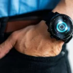 Mann trägt eine Smartwatch am Handgelenk - In diesem Beitrag erfahren Sie wissenswerte Infos über die Smartwatch, die zunehmend zum trendigen Alltagsbegleiter wird.